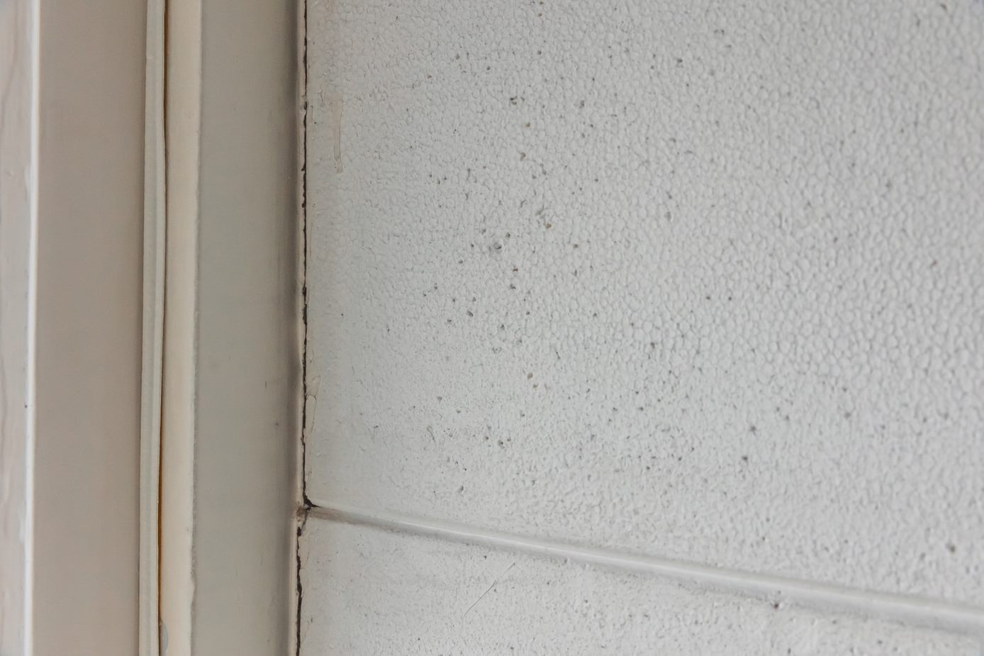 Voorbeeld van een naad op een muur.
