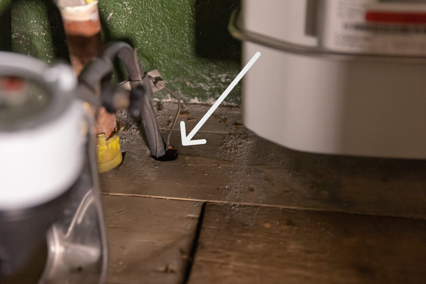 Voorbeeld van een duidelijk gat in de vloer langs een leiding.