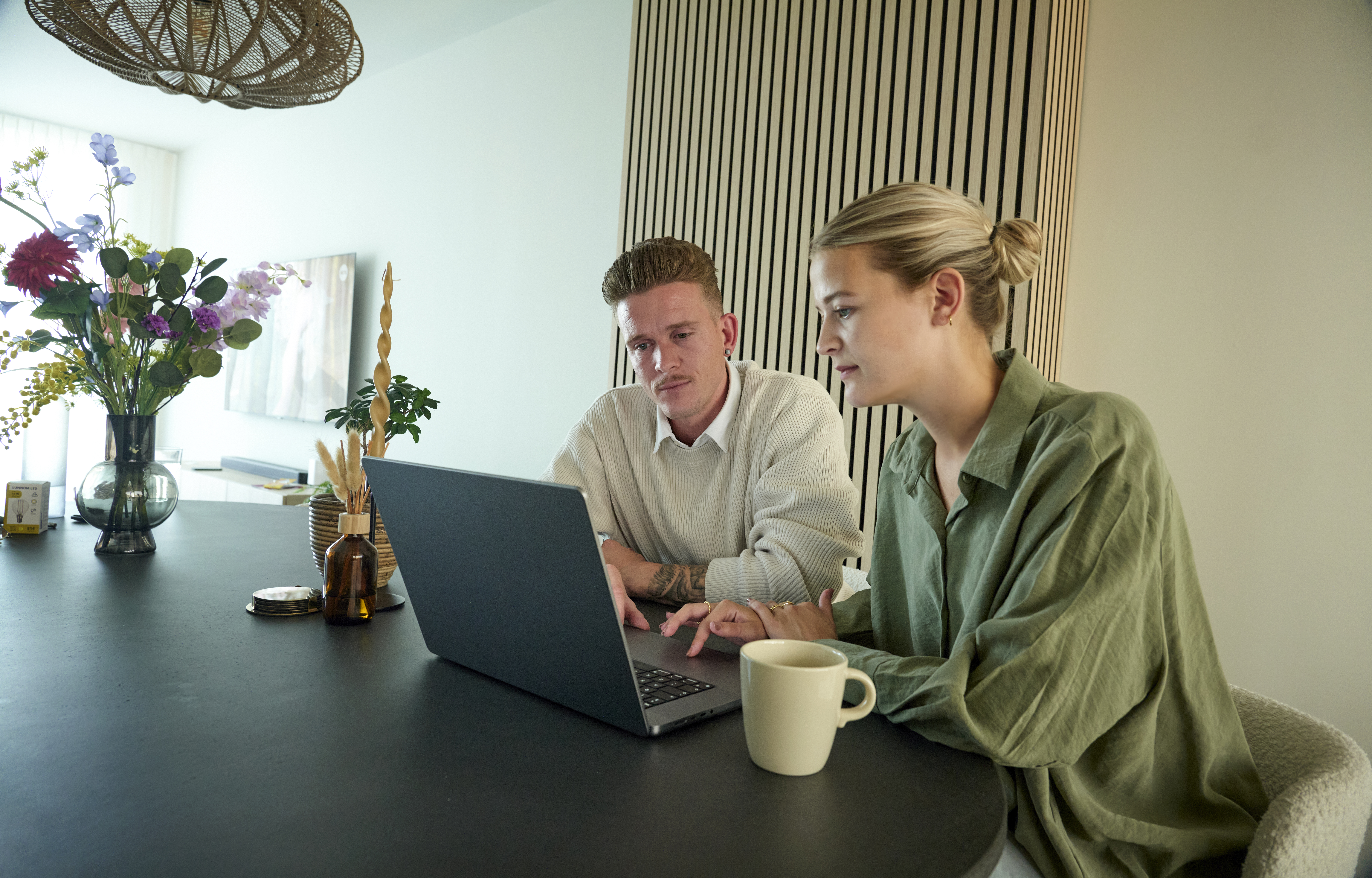 Man en vrouw achter laptop
