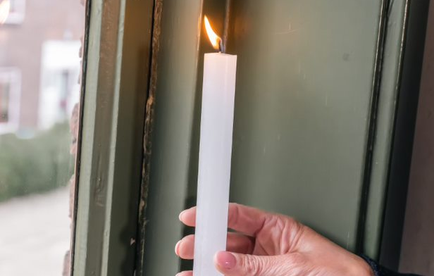 Een kaars bij een raam. Flakkert de vlam? Dan tocht het. Blijft de vlam stil? Dan tocht het niet.