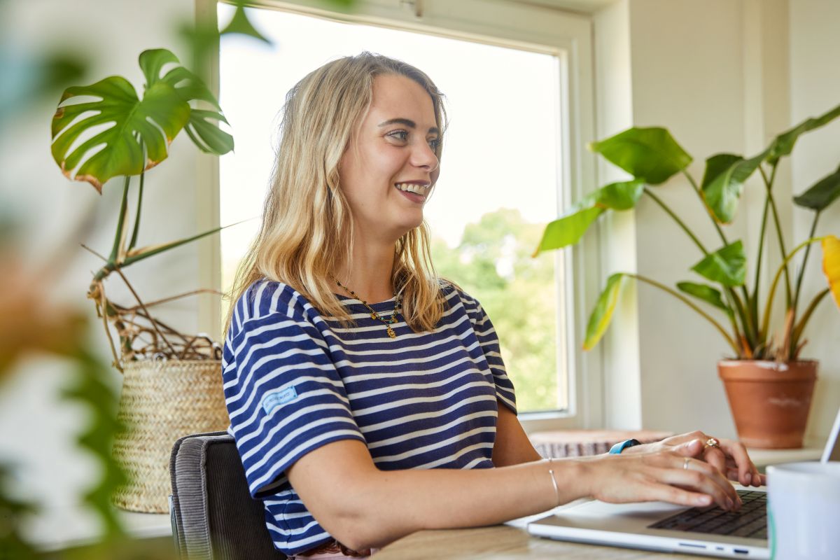 Twee collega's van Milieu Centraal maken een wandeling terwijl ze vergaderen.