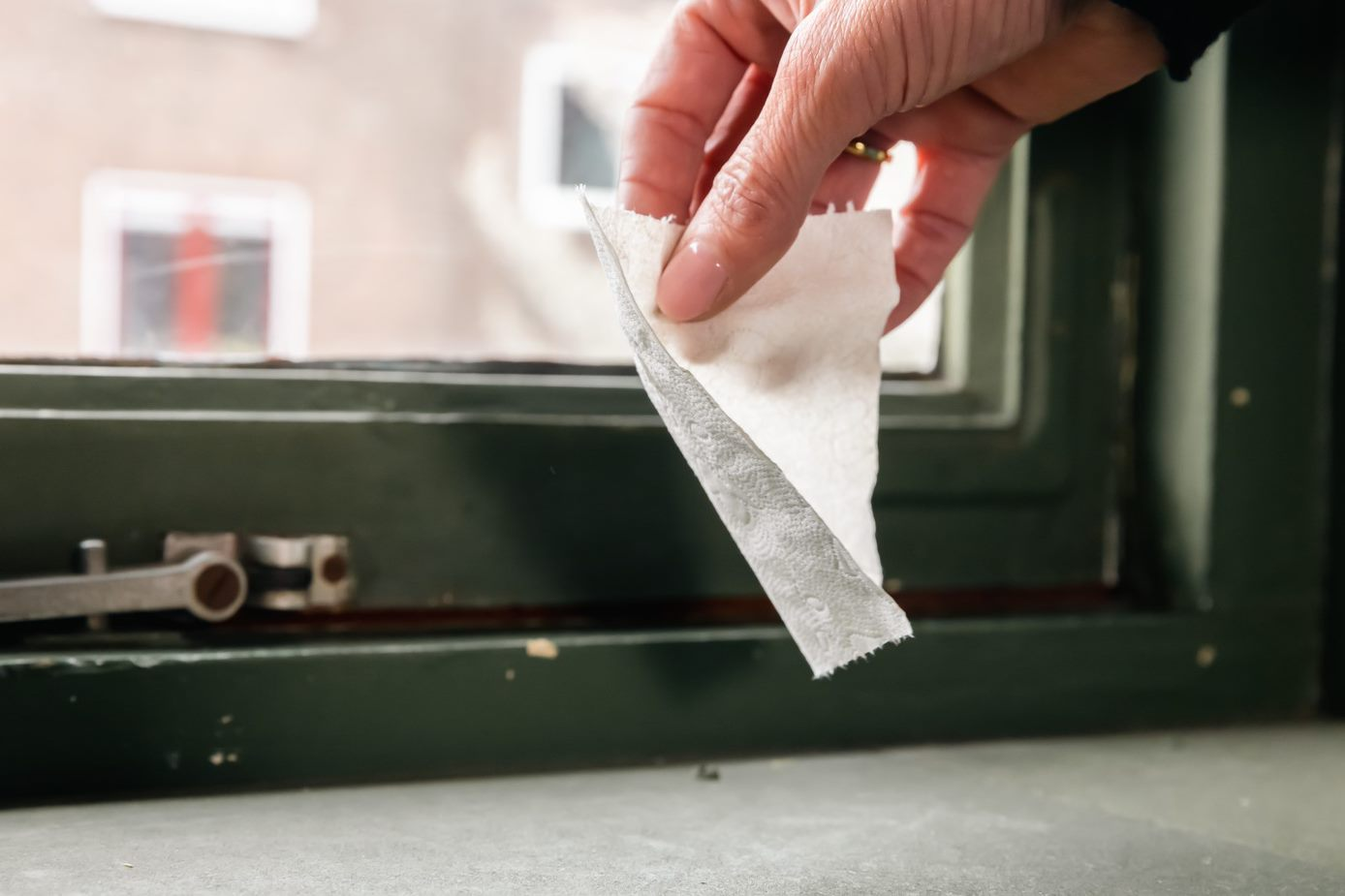 Een wc-papiertje bij een gesloten raam: gaat het wapperen, dan tocht het.